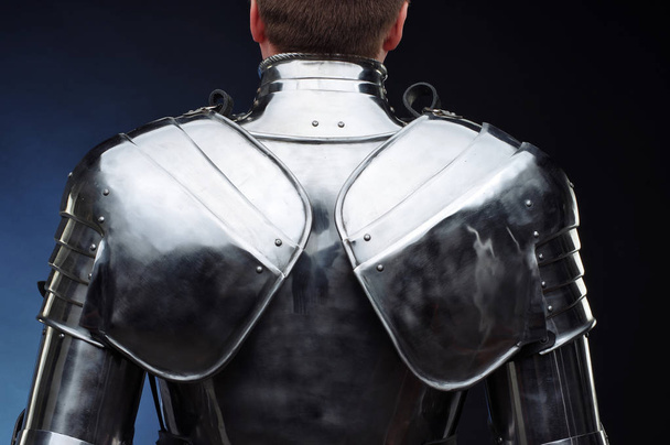 Armatura del cavaliere in metallo, protezione del corpo, sfondo scuro
. - Foto, immagini