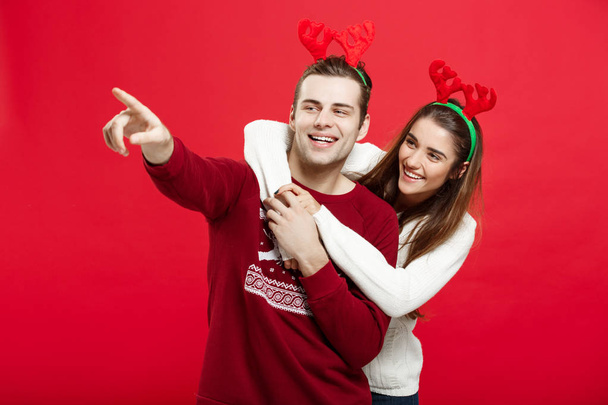 Christmas Concept - portrait lovely young couple finger on side well use for presentation or montage - Valokuva, kuva