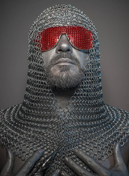 Güvenlik Duvarı, demir gözlüklü, zırh ve kırmızı adam koruma ve bilgisayar güvenlik kavramı - Fotoğraf, Görsel