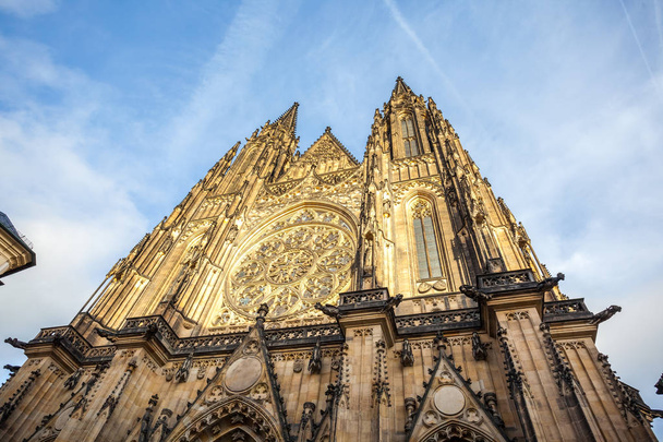 Front view of the main entrance to the St. Vitus cathedral in Pr - Foto, imagen