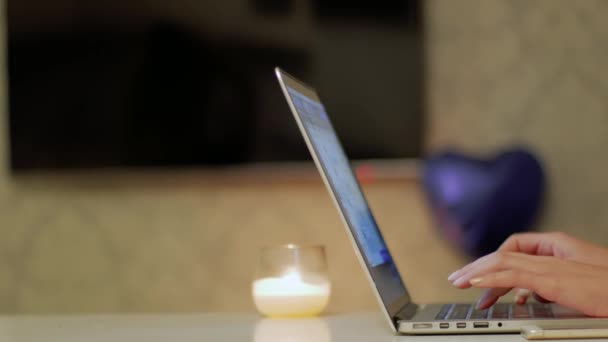Womans kézzel hoz létre vers a Laptop Close Up - Felvétel, videó