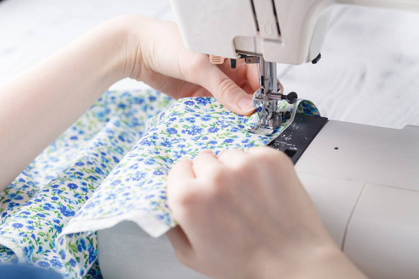 Woman hand sewn fabric on sewing machine. - 写真・画像