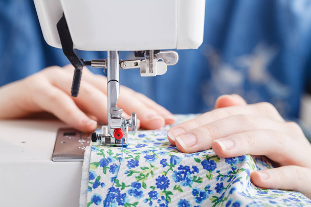 Tailor working on a sewing machine - Foto, Bild