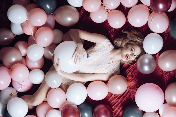 Retro woman with party balloons, celebration. - Foto, imagen