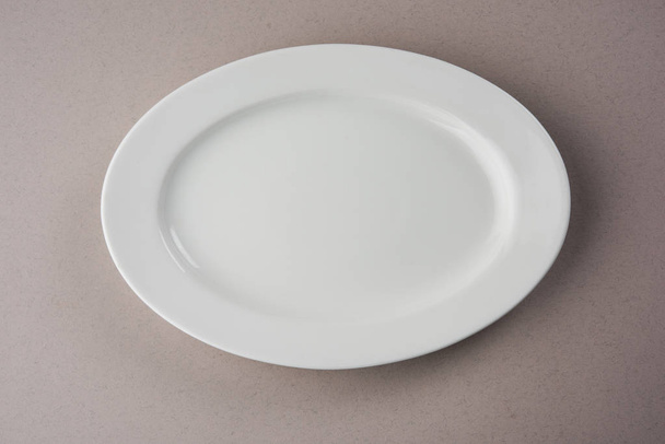 Beyaz arka plan üzerinde izole boş beyaz seramik oval veya dikdörtgen tabak - Fotoğraf, Görsel