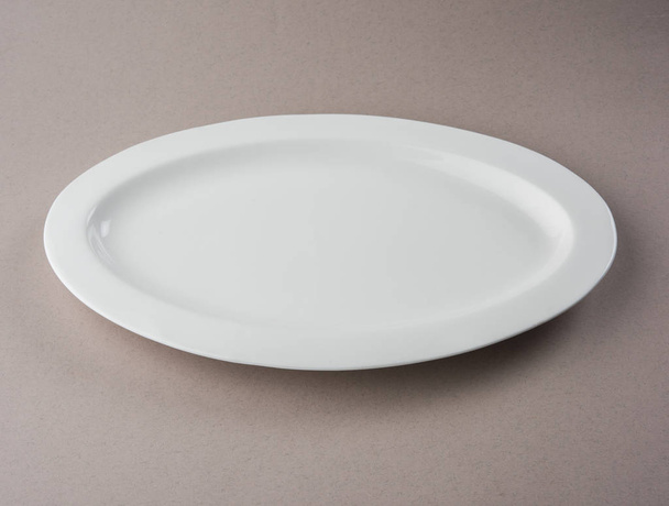 Placa oval ou retangular cerâmica branca vazia isolada sobre fundo branco
 - Foto, Imagem