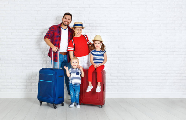 koncept cestování a cestovní ruch. šťastná rodina s kufry poblíž w - Fotografie, Obrázek