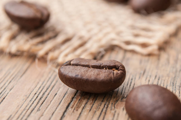 granos de café sobre fondo de mesa de madera
 - Foto, Imagen
