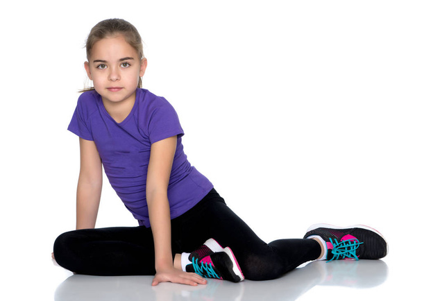 A gymnast girl prepares for the exercise. The concept of childho - Foto, afbeelding
