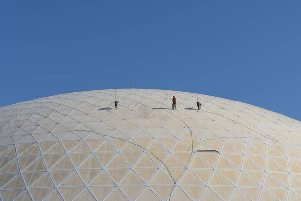 Long Beach, Verenigde Staten - februari 20, 2018: Werklui onderhoud doen werk bij The Dome op de Queen Mary in Long Beach, Los Angeles. - Foto, afbeelding