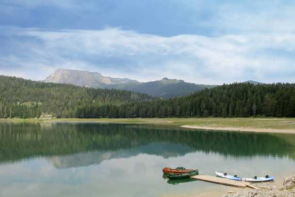 黒湖、Zablijak、モンテネグロ。モンテネグロ共和国北部のマウント ドゥルミトル ドゥルミトル国立公園内にある小さな氷河湖 - 写真・画像