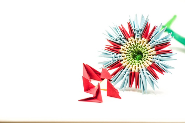 flor origami modular com blocos isolados no fundo branco
 - Foto, Imagem