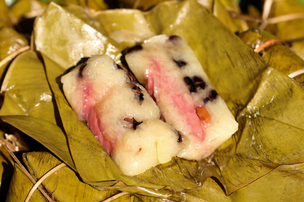 Thaise dessert, banaan met kleefrijst gedekt in bananenblad (khao tom gek), stijl van de traditionele Thaise gerechten - Foto, afbeelding