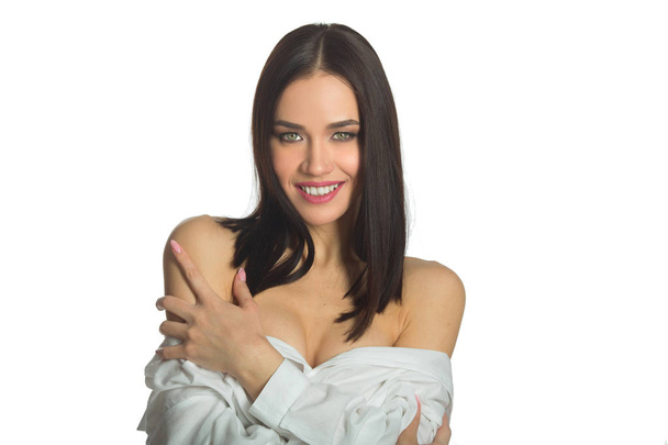 красивая молодая радостная девушка с улыбкой на белом фоне с соблазнительным выражением лица
 - Фото, изображение