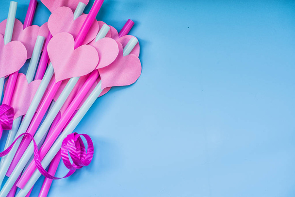 День святого Валентина праздник. яркие розовые и голубые соломинки с сердечками и розовая лента на blue.bright потягивая соломинки для вечеринки или дня рождения
 - Фото, изображение