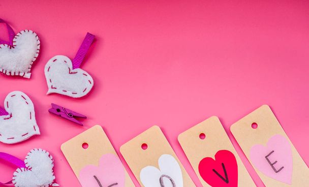 ημέρα του Αγίου Βαλεντίνου διακοπών. Οι χειροποίητα όμορφη διακόσμηση για την ημέρα του Αγίου Βαλεντίνου σε ροζ φόντο. σ ' αγαπώ ετικετών και origami καρδιές - Φωτογραφία, εικόνα