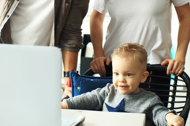 Μικρό αγόρι με τους γονείς του, κάθεται στο laptop - Φωτογραφία, εικόνα