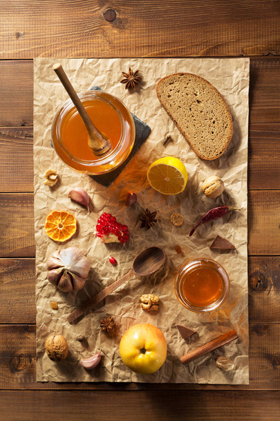 glass jar of honey on wood - Valokuva, kuva