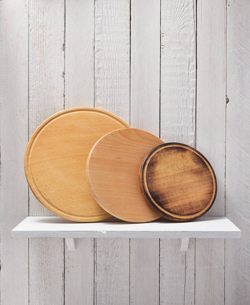 pizza cutting board at wooden shelf - Foto, afbeelding