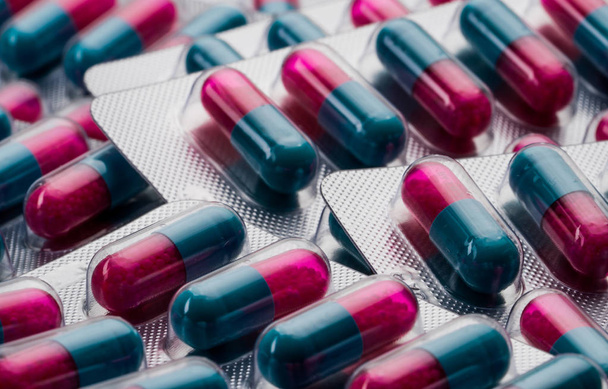 Kleurrijke van blauw, roze capsule met submodule in kant pillen. Pillen in blisterverpakking. Farmaceutische doseringsvorm en verpakking. - Foto, afbeelding