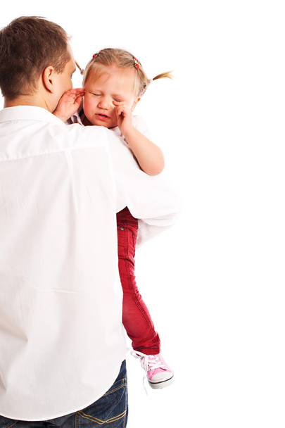 Плачущий ребенок на руках своего отца
 - Фото, изображение
