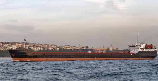 Nákladní loď tanker v průlivu Bospor kanál mezinárodní  - Fotografie, Obrázek