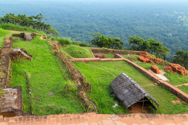 Hakim Sigiriya kaya ya da Sinhagiri hava panoramik görünümü - Fotoğraf, Görsel