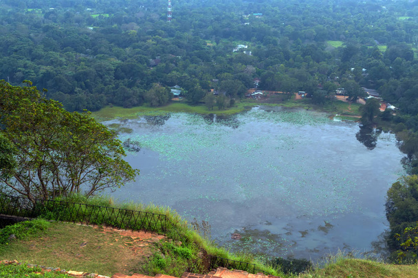 Sigiriya рок або Sinhagiri панорамний пташиного польоту, що є домінуючими - Фото, зображення