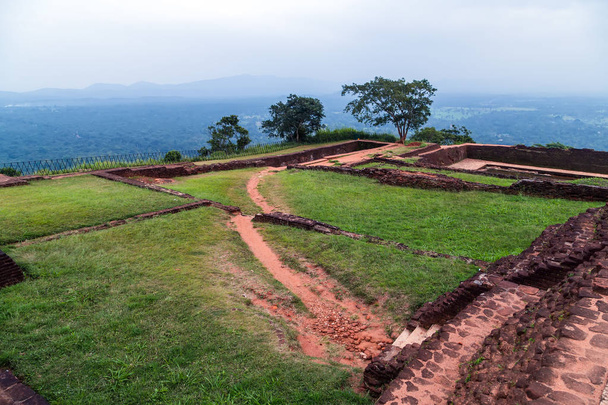 Landscape of ruin Royal Gardens and Pools, Lion Rock Sigiriya, A - Foto, Imagem