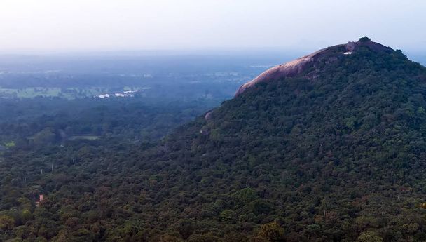 Pidurangala dağın Sigiriya kaya ya da Sinhagiri hava pano üzerinden - Fotoğraf, Görsel