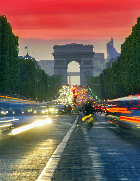 auringonlasku Pariisin kaupungissa. Pitkä valokuva katuliikenteestä lähellä Arc de Triomphe, Champs Elysees boulevard
. - Valokuva, kuva