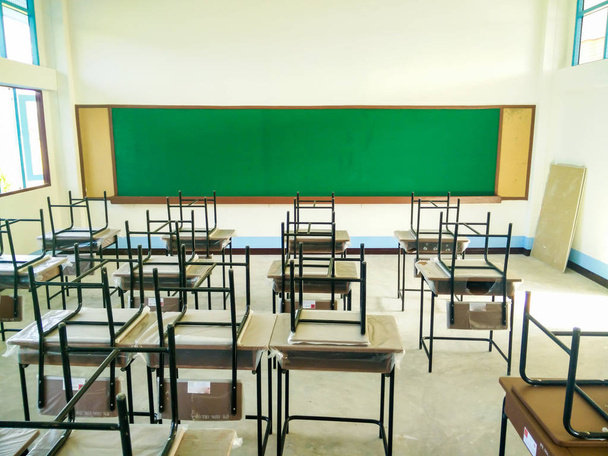 sala de aula vazia com quadro-negro e mesa, de volta ao conceito de escola
 - Foto, Imagem