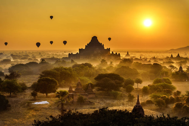 Salida del sol escénica por encima de Bagan en Myanmar
 - Foto, imagen
