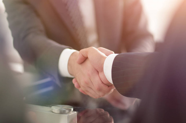 confident handshake of business partners - Foto, afbeelding