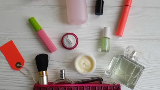 bolsa de cosméticos con cosméticos decorativos en una madera, crema, perfume
 - Metraje, vídeo