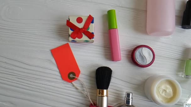 kosmetická taška s dekorativní kosmetikou na dřevěné, cream, parfémy - Záběry, video