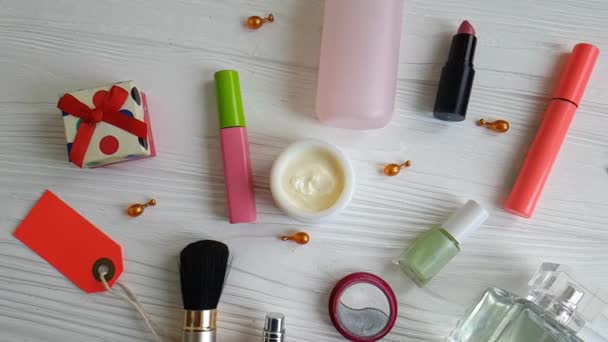Kosmetiktasche mit dekorativer Kosmetik auf Holz, Creme, Parfüm, Blumen - Filmmaterial, Video