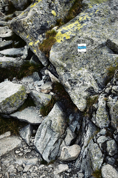 una pasarela de piedra con una señal turística
 - Foto, Imagen
