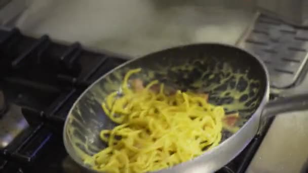 primo piano dello chef maschio che cucina la pasta in padella
  - Filmati, video