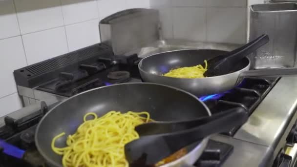 Detailní záběr z mužského kuchař vaření těstovin v pánvích  - Záběry, video