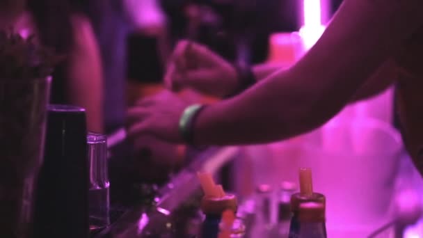 abgeschnittenes Bild von Barmann, der Cocktails in Nachtclub zubereitet - Filmmaterial, Video