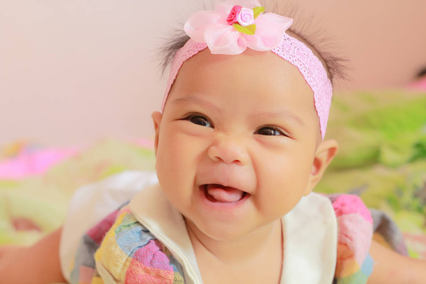 かわいい小さな赤ちゃんの幸せな笑顔. - 写真・画像