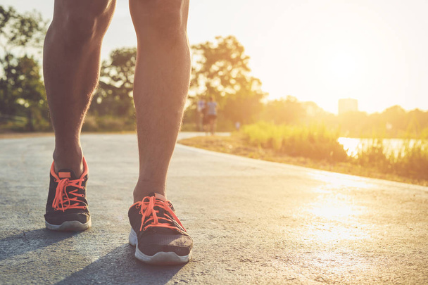 Man training wellness-concept: Runner voeten met sneaker schoen uitvoeren - Foto, afbeelding