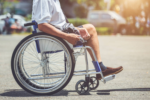 Pessoas com deficiência sentadas na cadeira de rodas no parque
 - Foto, Imagem