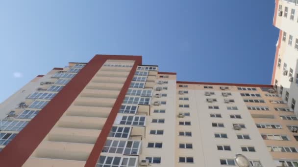 modern épület apartmanok - lakások - erkély - windows - kék ég. - Felvétel, videó