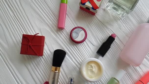 bolsa de cosméticos con cosméticos decorativos en madera
 - Metraje, vídeo
