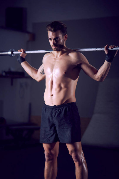male crossfitter workout at fitness club - Foto, imagen