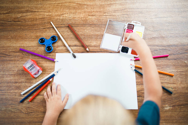 Carino bambino dipinge con matite colorate sulla carta vista dall'alto
 - Foto, immagini