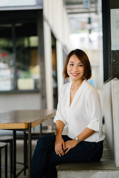 Portrait d'une gestionnaire chinoise asiatique dans un café
 - Photo, image