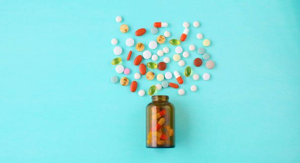 Tıbbi ilaçlar ve bir şişe masanın üstüne yalan. Tıp kavramı - Fotoğraf, Görsel